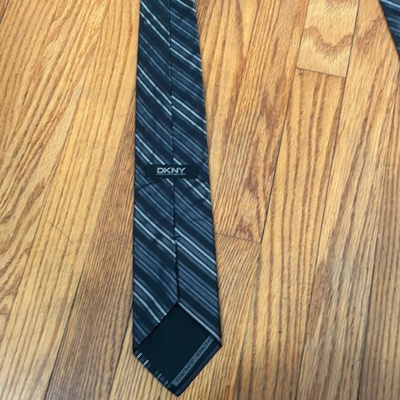 DKNY 100% Silk Diagonal Stripe Necktie Black Silver Grey - Picture 2 of 4